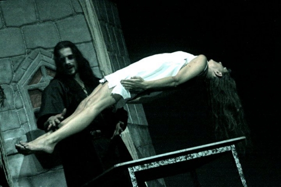 Sirius est dracula dans le spectacle "La nouvelle fiancée de Dracula" - Spectacle 'gore'